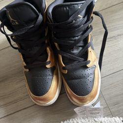 Blck And Gld Nike Jordans