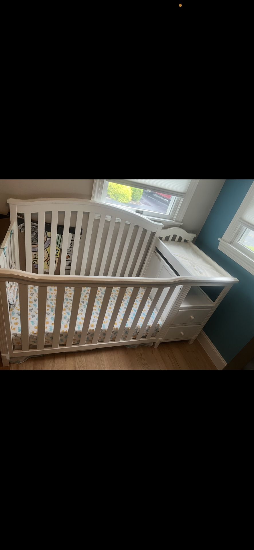 PRACTICALLY NEW GRACO CONVERTIBLE BABY CRIB FOR SALE!!!