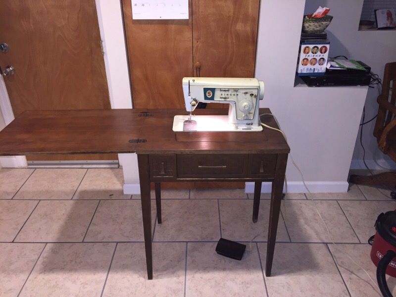 Singer Sewing Machine Table - Stylist Zig Zag 466