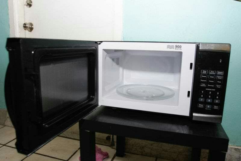 up for sale West Bend microwave em925ajwp1 for Sale in Fort Lauderdale