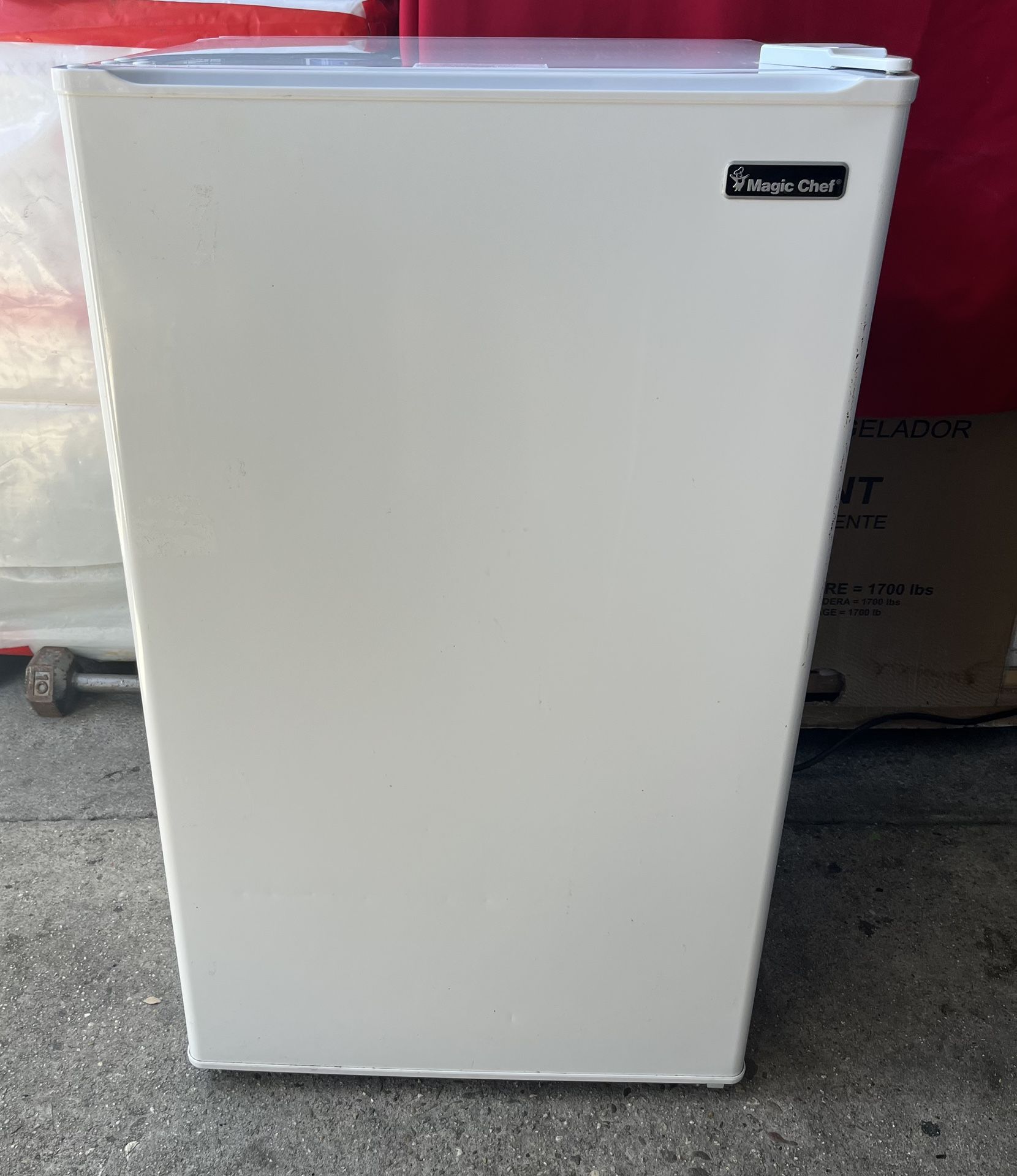 Magic Chef Mini Fridge In White