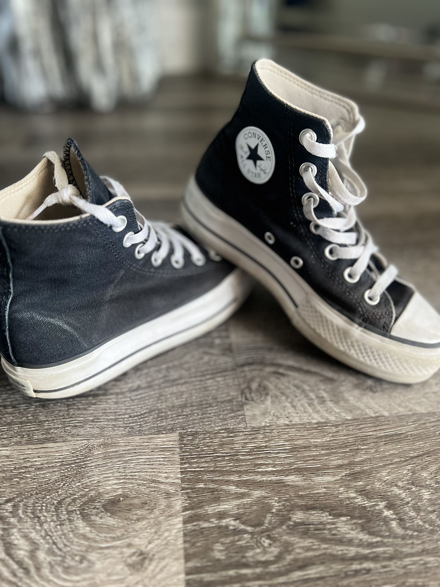 High top Platformed Converse size 5