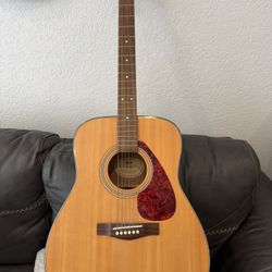 Yamaha Acoustic Guitar F335