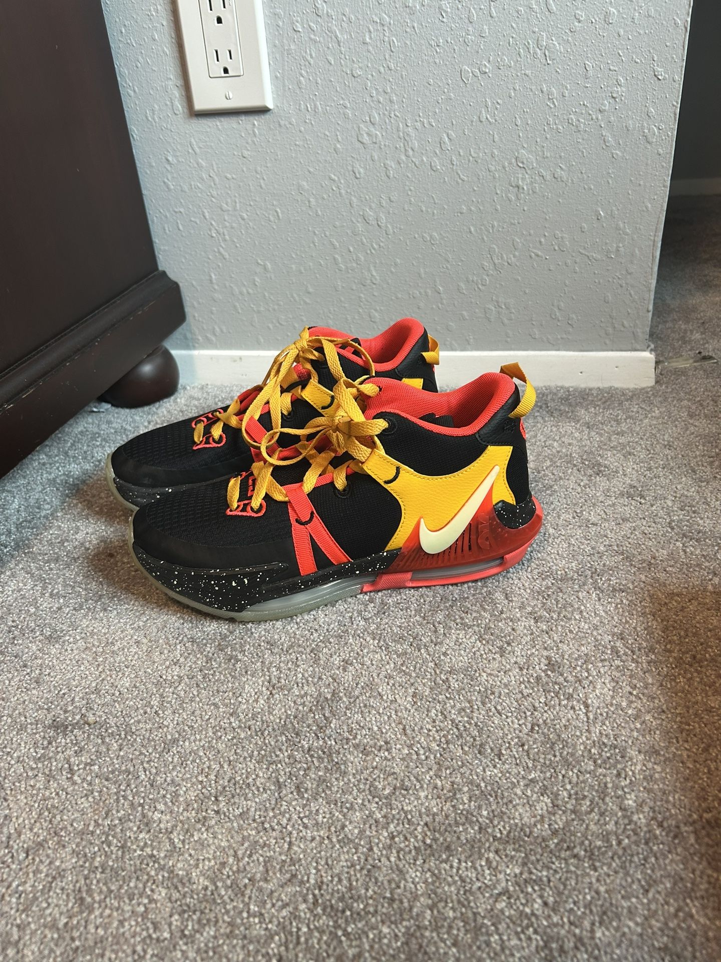 LeBron Witness 7 GS ‘black Bright Crimson Speckled’ Y7