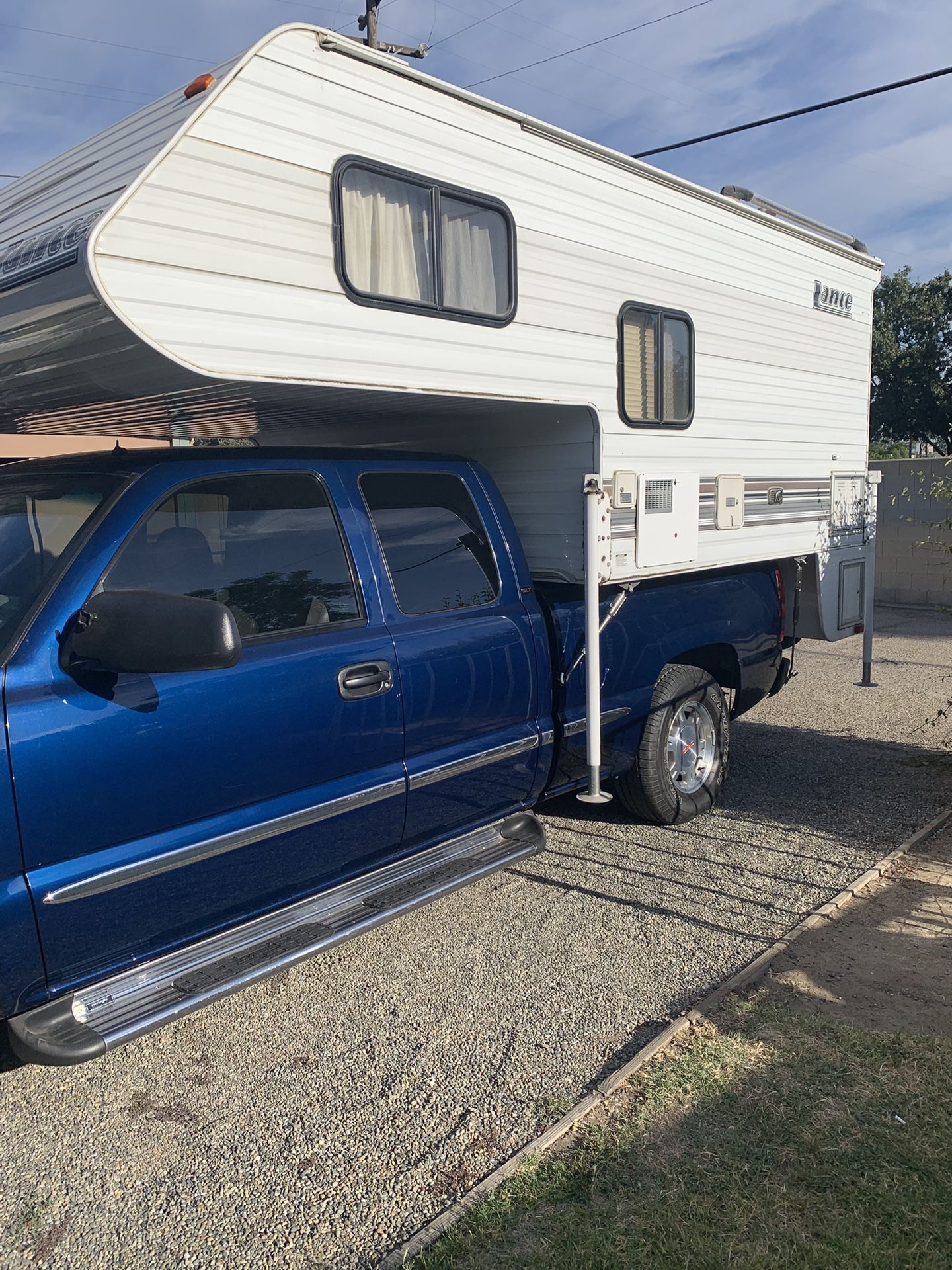 LANCE 8'6" LIGHT WEIGHT OVERHEAD CAMPER