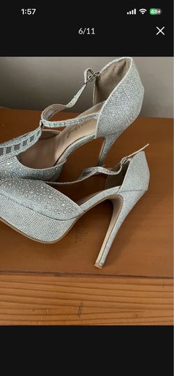 There A beautiful evening shoes in Size 7/5