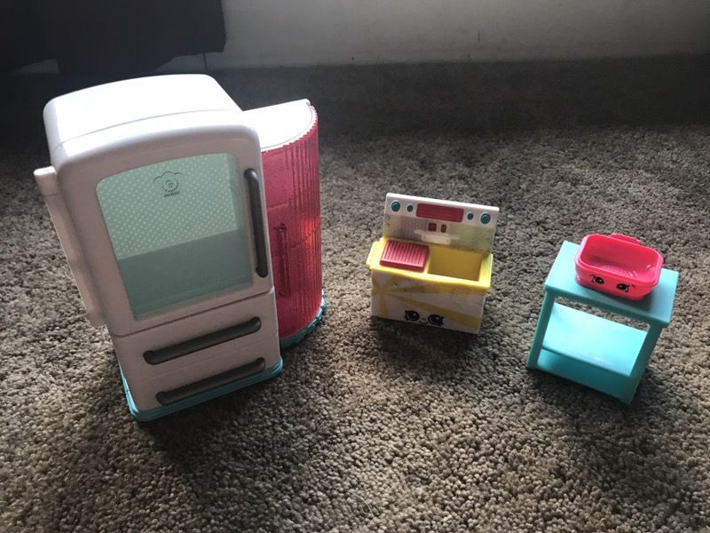 62 shopkins 2 shopkins cars, 33 baskets, 1 kitchen and one sponge shopkins