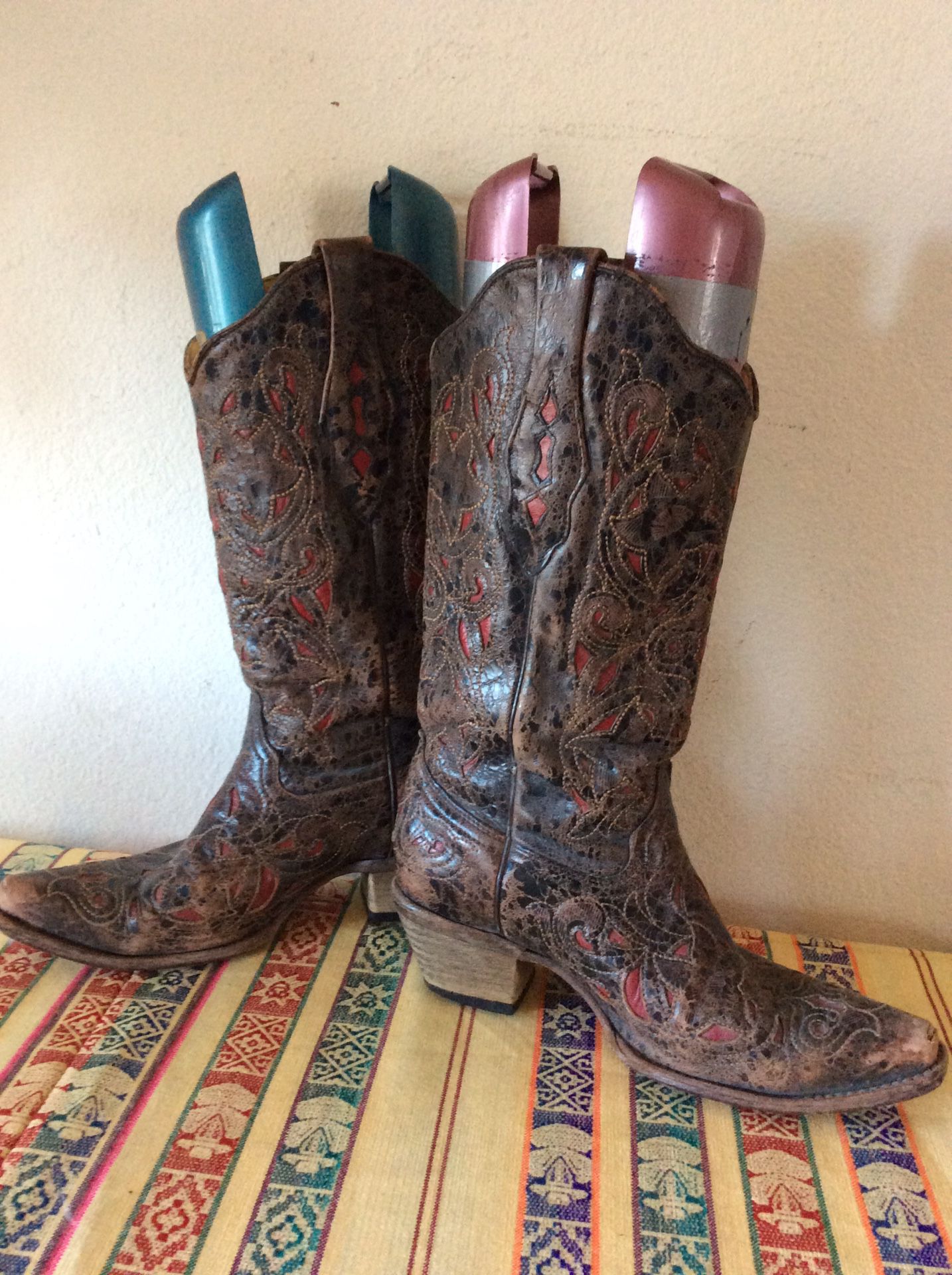 Vintage cowboy boots cutout red/black Sz 8.5
