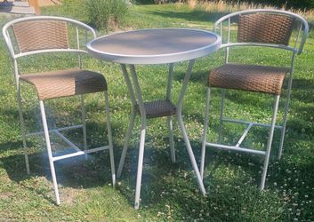 3-Piece Outdoor Wicker Bistro bar height patio Set - 2 chairs + table! Wonderful shape! Ready to use