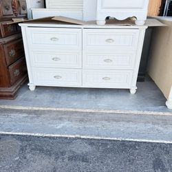 🎁BEAUTIFUL WHITE COLOR DRESSER/6 DRAWER🎁