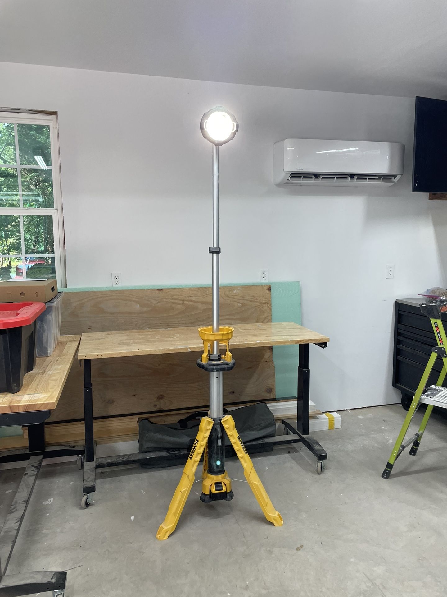 Dewalt Tripod Light (Tool Only)