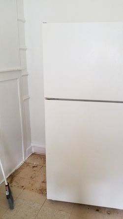 Hut point 20.6 ft³ refrigerator