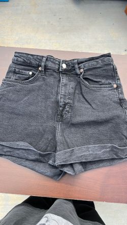 Size 8 black ultra high mom shorts