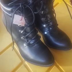 New Sz 8 Boots