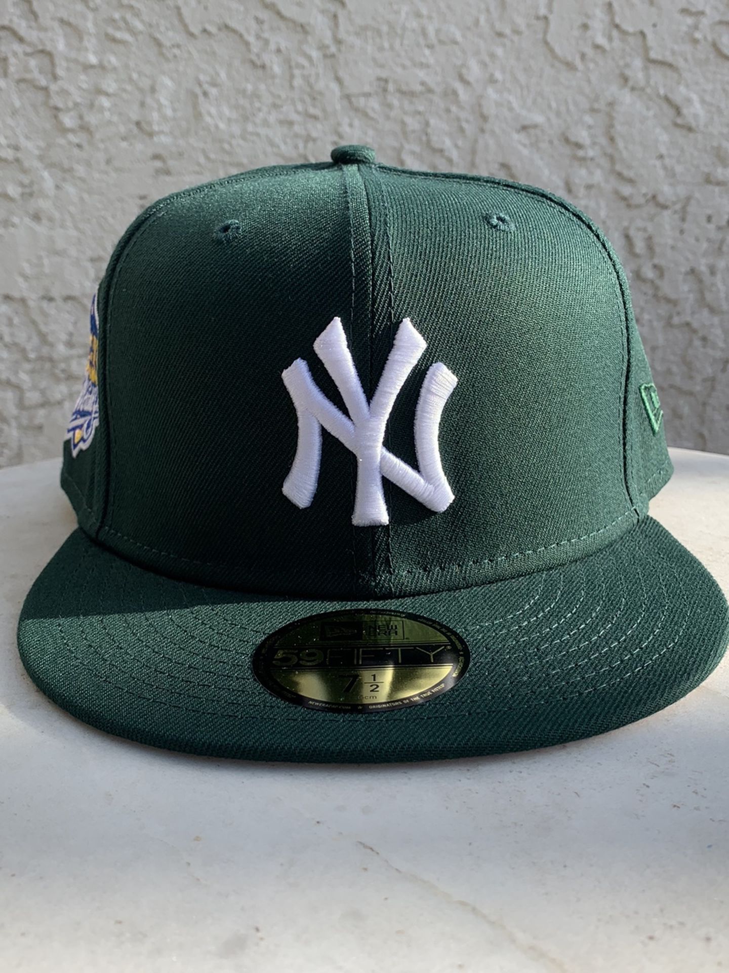 New Era NY Yankee Fitted Dark Green w/ Pink Brim