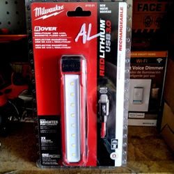 Milwaukee ROVER RedLithium USB3.0 445 Lumens Magnetic Flood Light