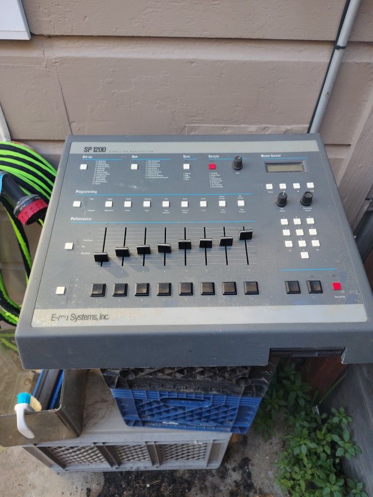 SP 1200 Sampling Percussion