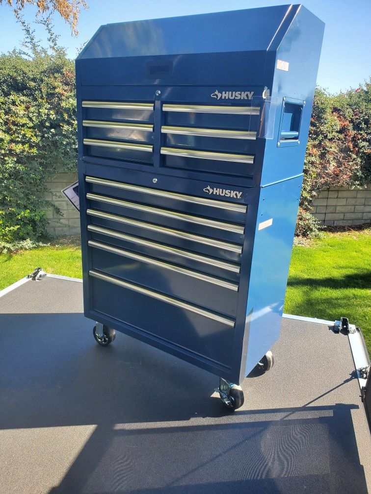 LARGE HUSKY ROLLING TOOL BOX