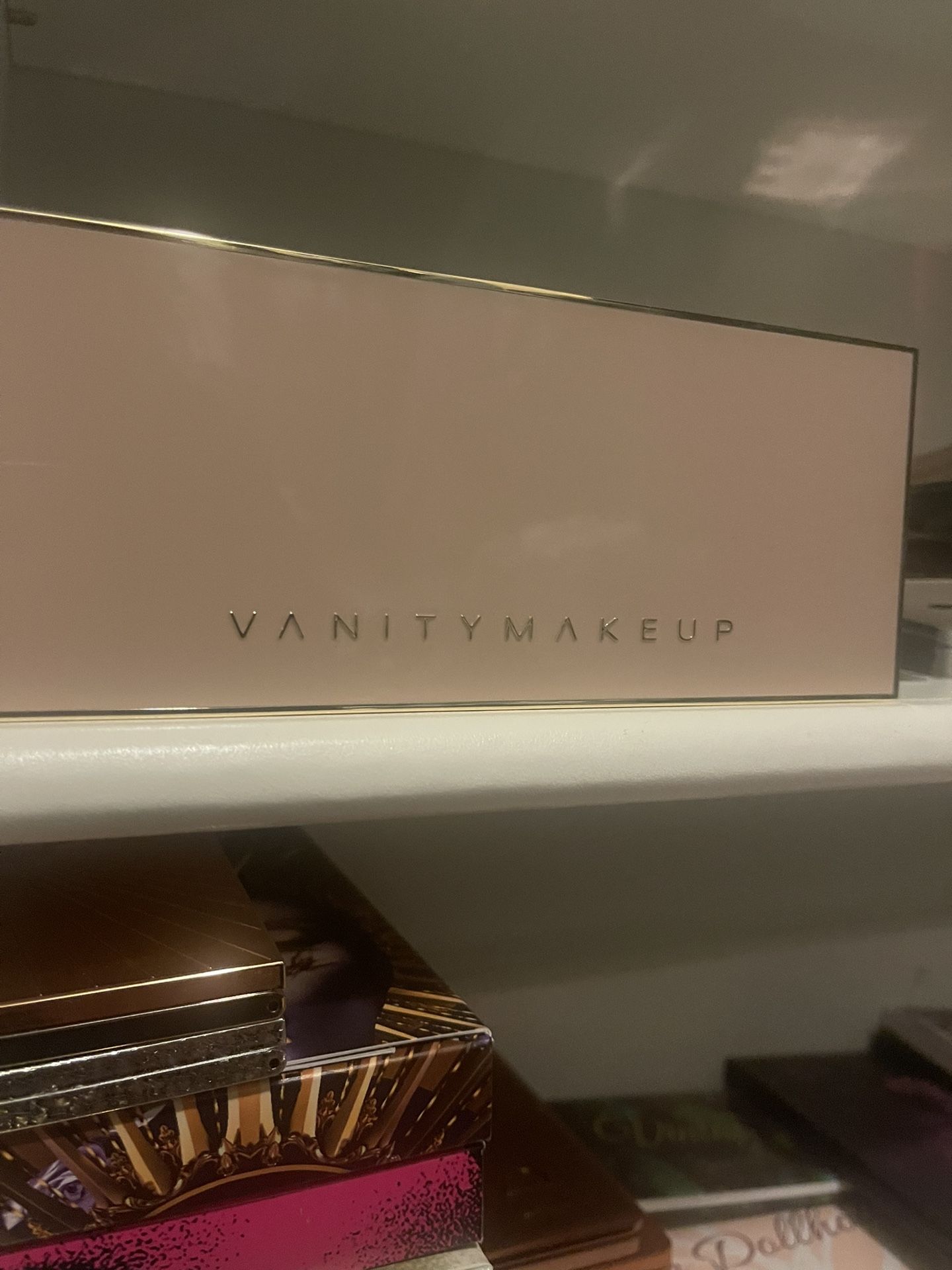THE SIGNATURE EYESHADOW PALETTE - VANITY MAKEUP