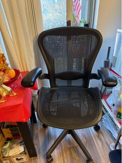 Herman miller Aeron ( SIZE B ) FULLY LOADED !!