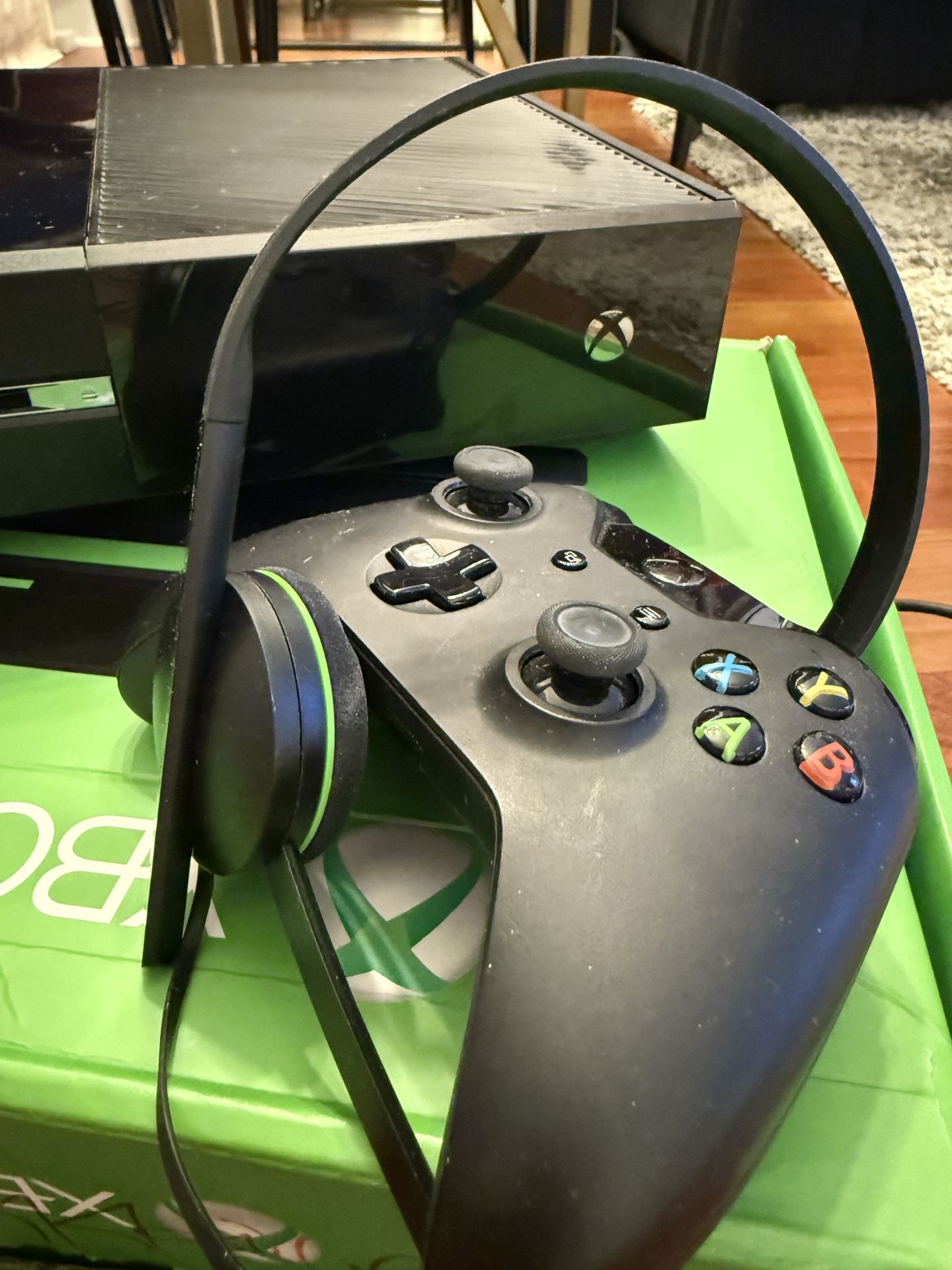 Xbox One 500GB Console with Kinect + Original Box & Accessories