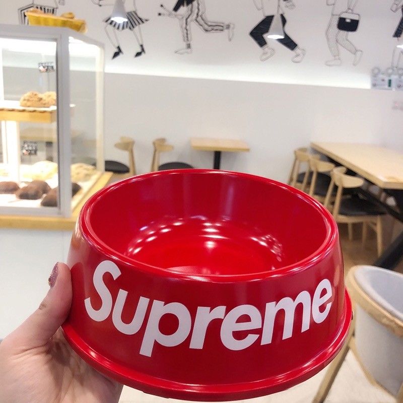 The new dog bowl is suitable for medium and small-sized dogs.