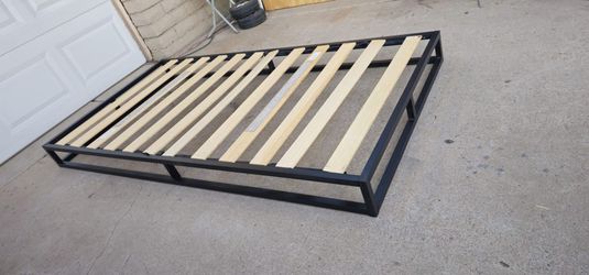 **Twin Low Profile Platform Bed Frame with Wood Slats**