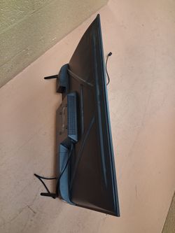 TCL 32 in Flat Screen TV with Stand and Cables in remote