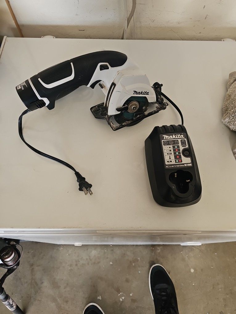 Makita 3 3/8" Saw With Battery And Charger