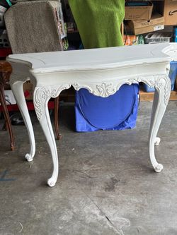 Beautiful vintage French Provincial-style carved table with an elegant antique white finish.