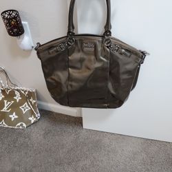 COACH. METALLIC PURSE. GOOD CONDITION $ 40.00 CASH ONLY