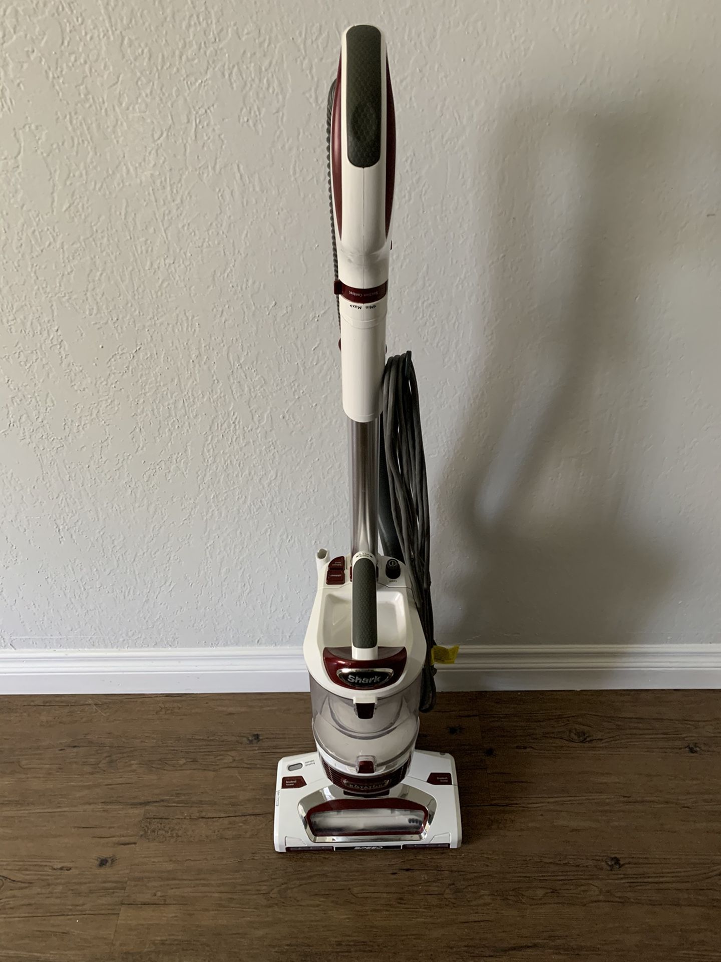 Shark NV611 Rotator Lift-Away Speed Upright Lightweight Swivel Vacuum Cleaner Good Condition