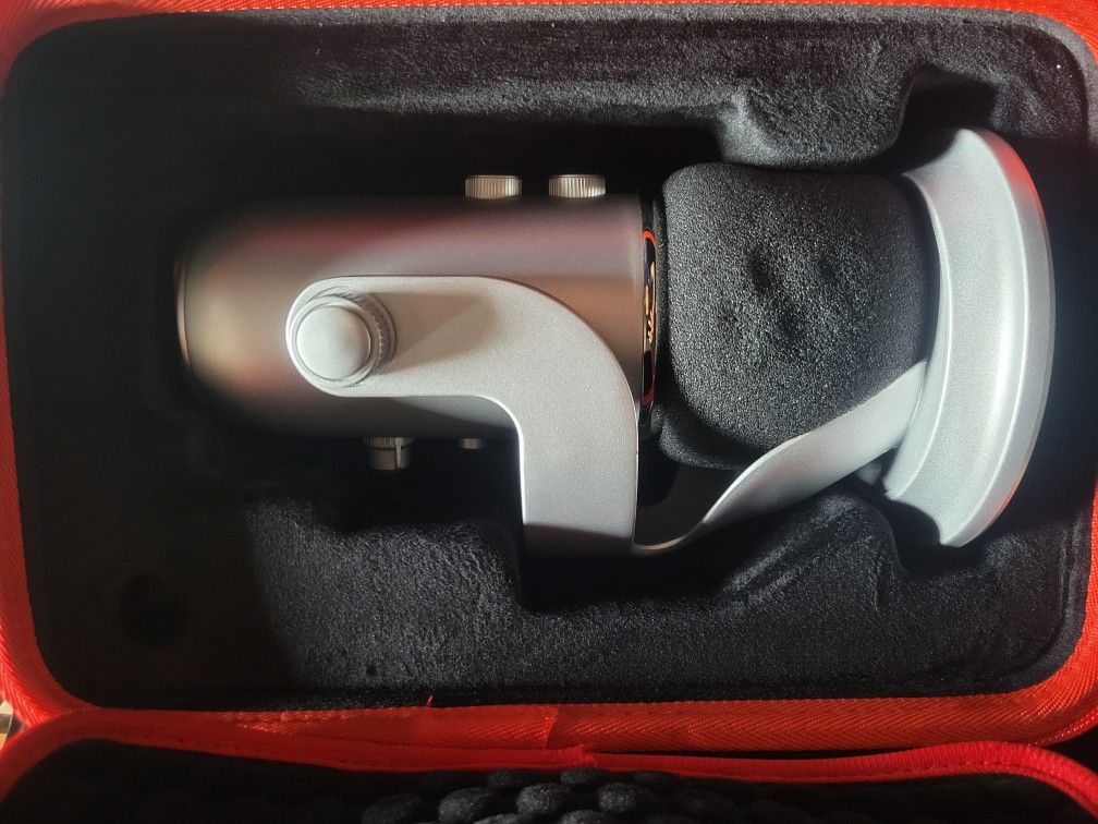 Blue Yeti mic with hardshell case (LIKE NEW)