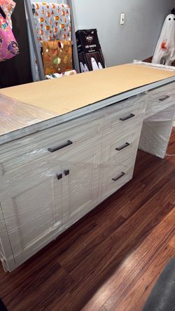 Vanity dresser