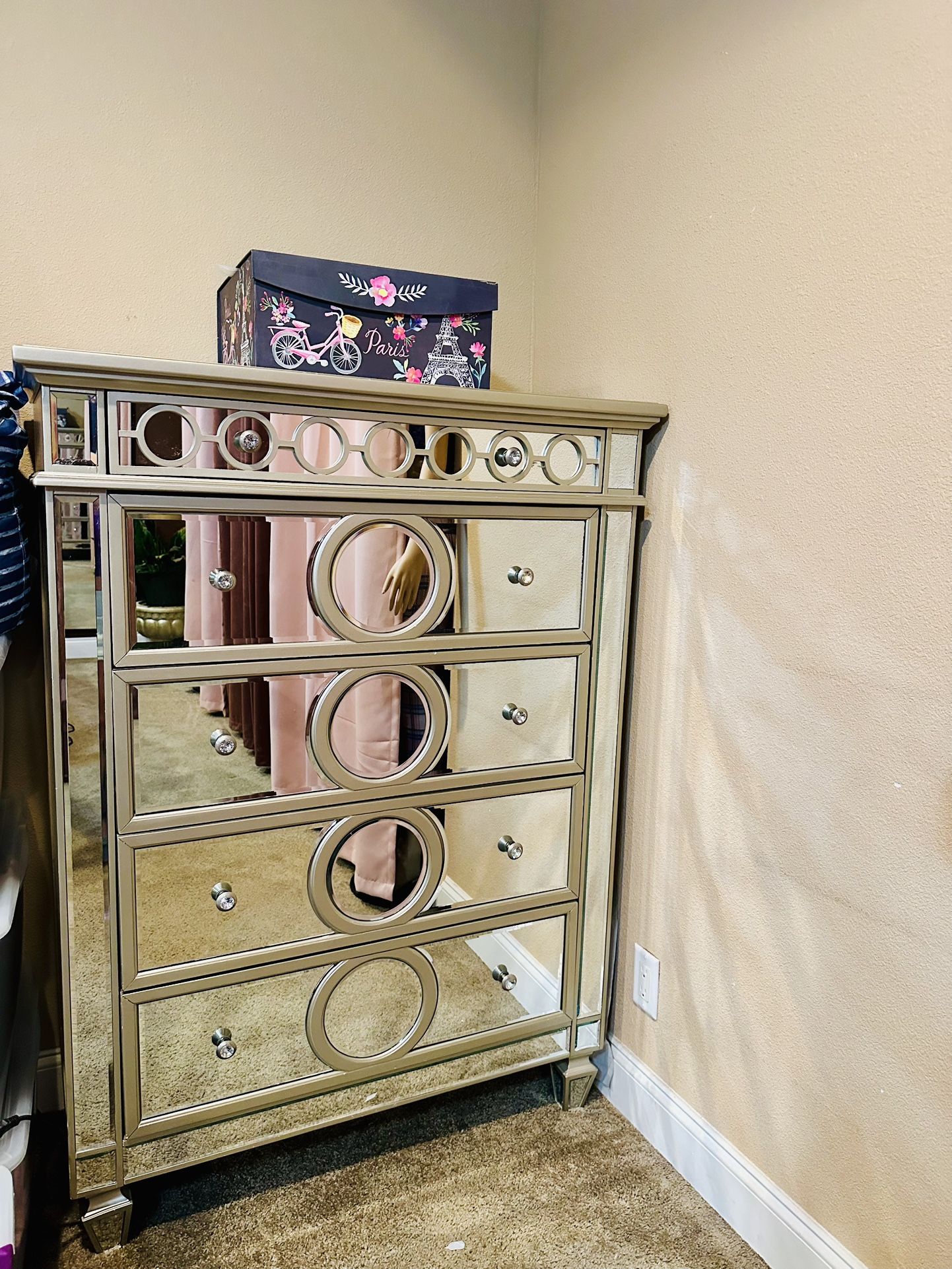 chest of drawers