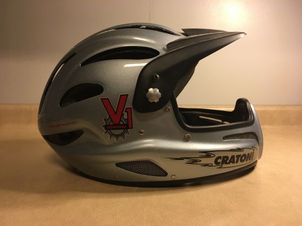 Cratoni V1 downhill bike helmet