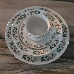 Vintage Gibson Everyday Christmas Charm Holly Leaf And Berry Print w/ Gold Trim