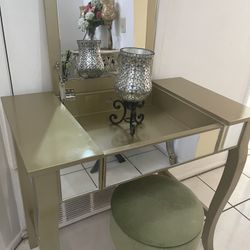 Vanity Desk / Makeup 