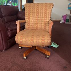 Nice chair with height, adjustment and rocking