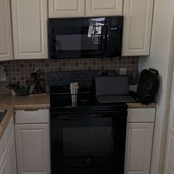 GE MICROWAVE*LIKE NEW* 