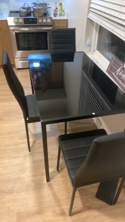 Brand  new table w 4 chairs