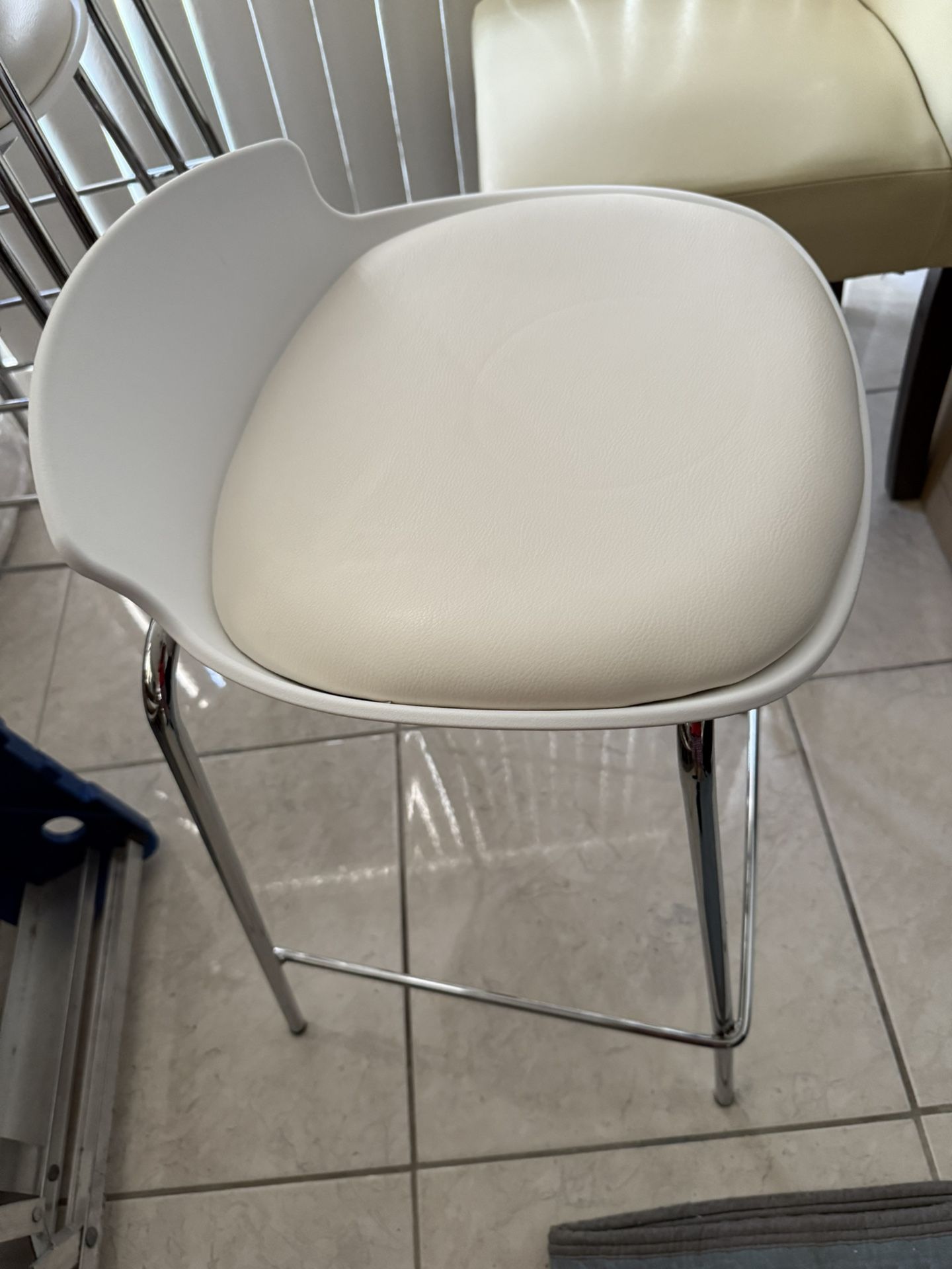 White (4) Bar Stools Countertop Leather Padded Seat