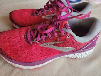 Tenis brooks mujer