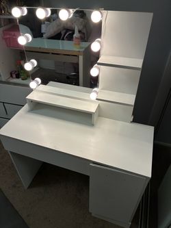 White Makeup Vanity Desk with Lighted Mirror