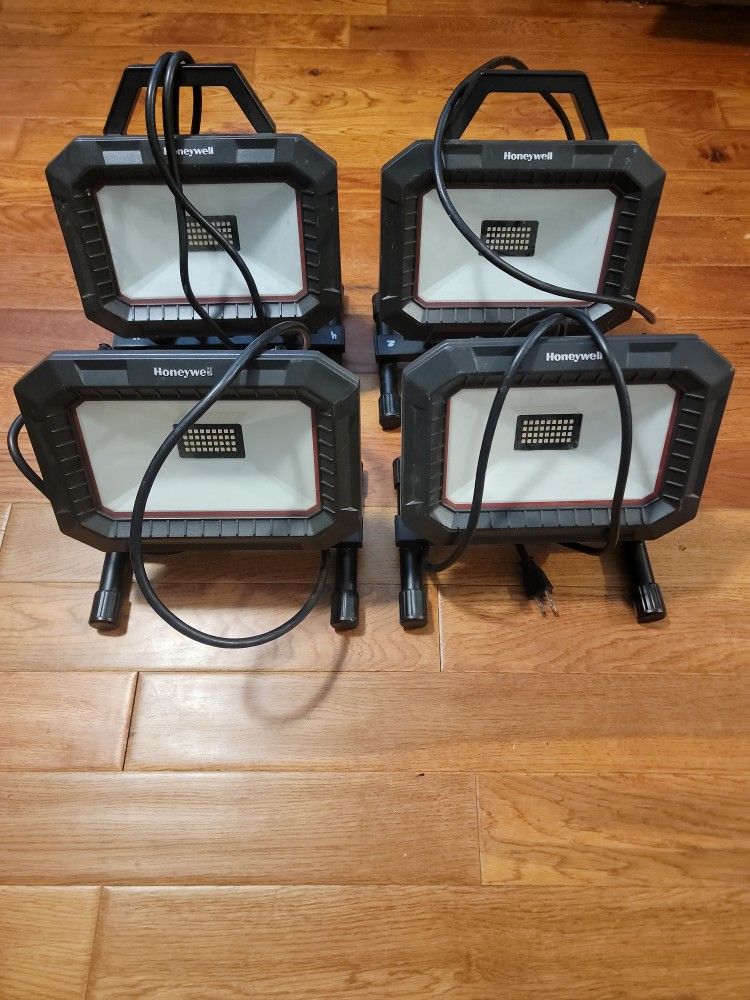 4 - Honeywell 30,000 Lumens Outdoor Lightning Set
