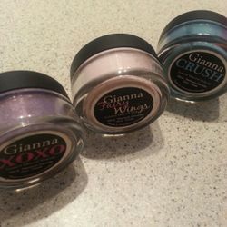 Multi toned shimmer shadow