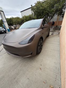 Tesla model Y 2024