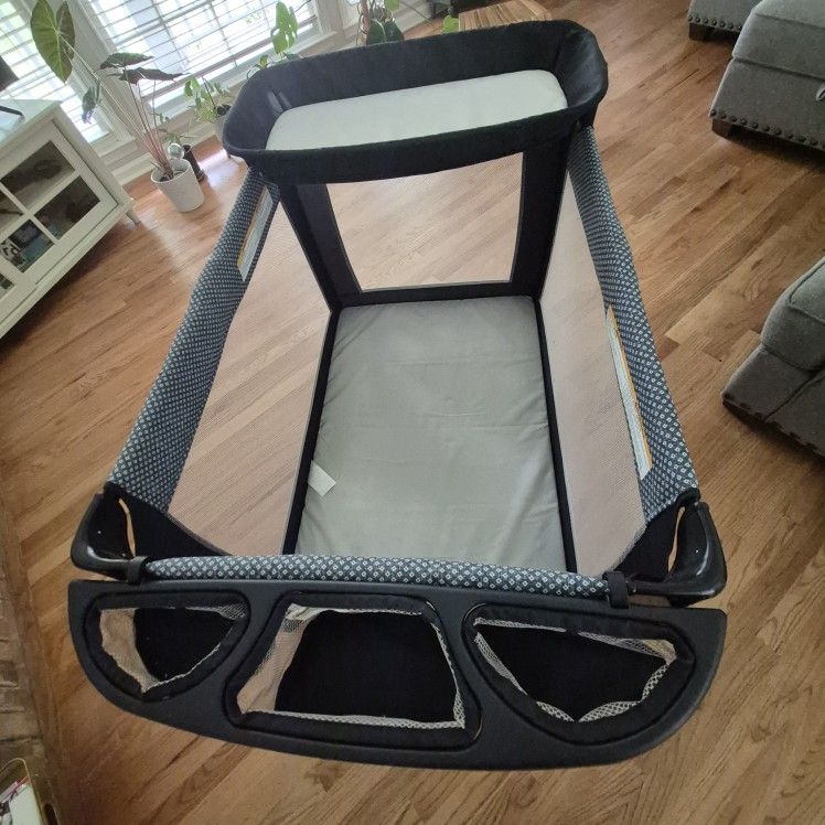 Graco Pack & Play Dome w/ Changing Table