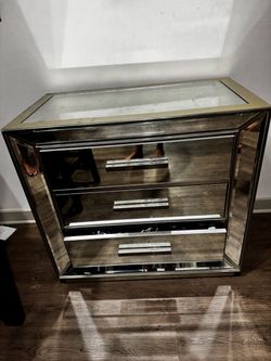 A gallery mirror dressers