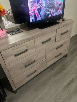 7-Drawer Dresser Gray Wood Finish